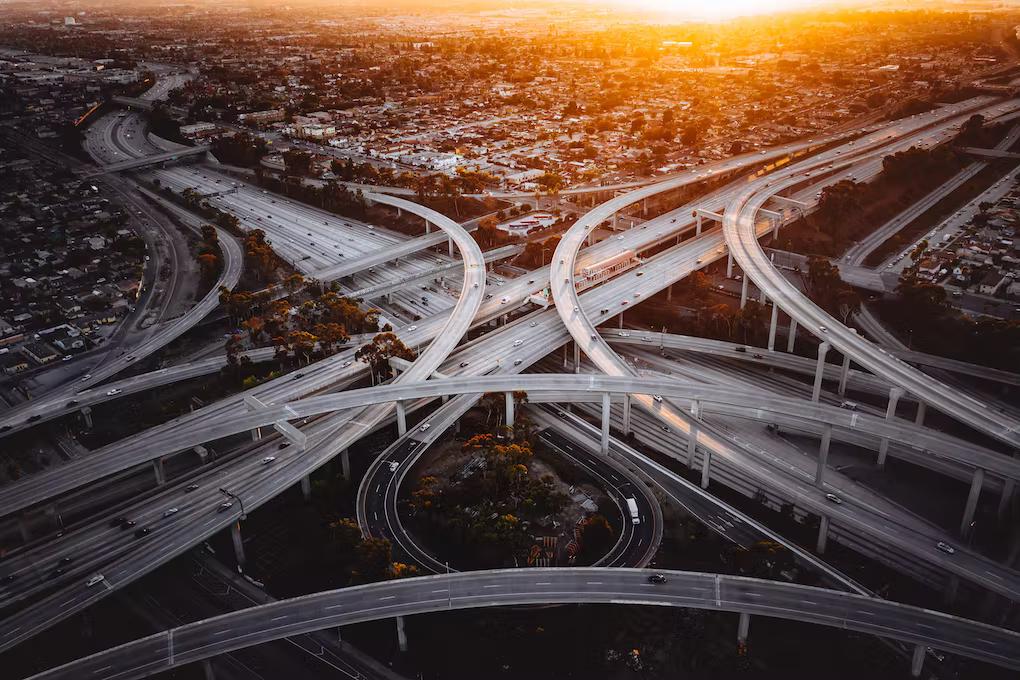 Foto de una carretera en medio de la ciudad